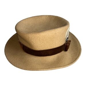 Vintage tan Boutique Kate for Canada with a velour ribbon and feathers. EUC.